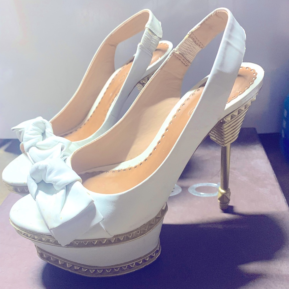 Open- toe high heel w gold detail